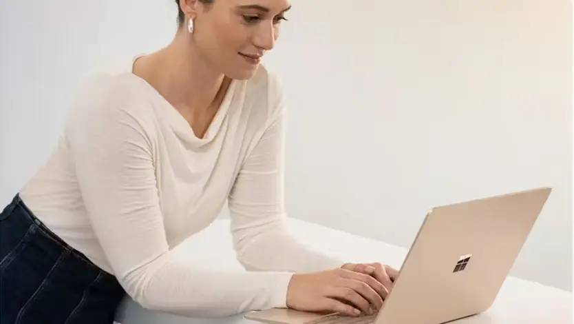 &bull; Microsoft Surface دی 1404