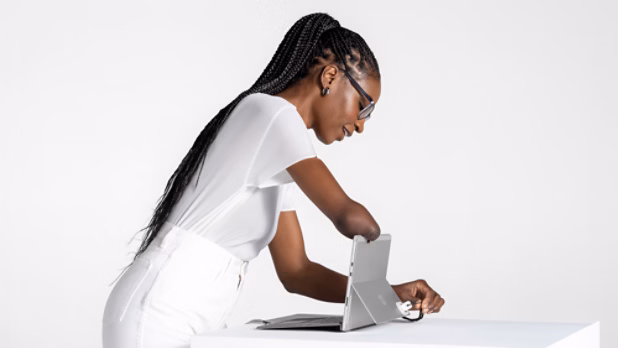 &bull; Microsoft Surface دی 1404